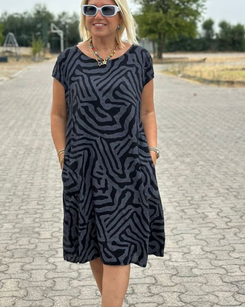 Faye | Tryckt klänning med rund halsringning